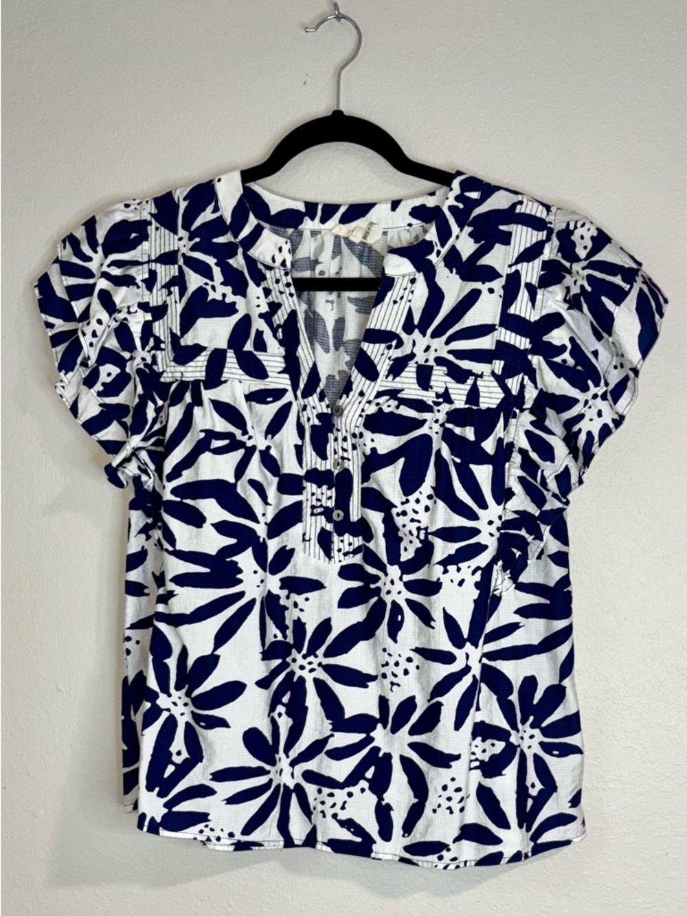 entro Navy and White Floral Pintuck Short Sleeve Blouse